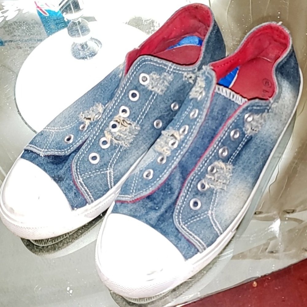 Size 8 no lace Bobbie Brooks denim sneakers